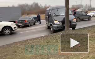 На улице Передовиков не заметившая авто на буксире "Газель" влетела столб