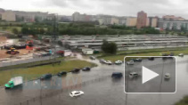 Машины глохнут в "океане": Петербург снова затопило из-за прошедшего ливня