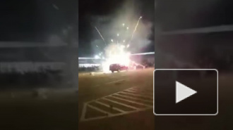 Взрывное видео из США: В багажник авто с пиротехникой попали залпы