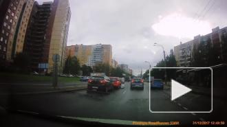 В Петербурге шквальный ветер заставил пешеходов и автомобилистов побегать от профнастила
