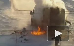 Видео: в Югорске мужики тушили снегом пылающий микроавтобус
