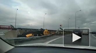 Автокран перевернулся на съезде с внешней стороны КАД