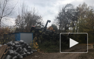 В Нижнем Новгороде на детский сад упал кран, крановщик попытался сбежать