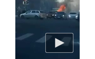 Видео: в центре Ярославля дотла выгорела иномарка