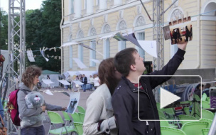 В Михайловском саду по-английски встретили бомжей 