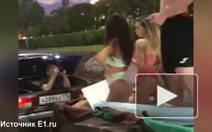 Девушки в бикини прокатились по центру Екатеринбурга в бассейне