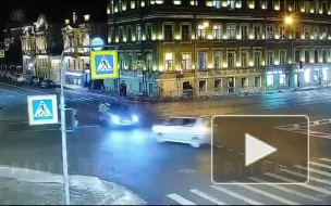 На Петроградской набережной в Петербурге столкнулись два легковых автомобиля