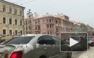 Как сбивают сосули в Петербурге