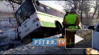 Видео: спасатели достают автобус, улетевший в кювет на Московском шоссе 