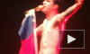 Голый солист Panic at the Disco обнимал флаг России на концерте в Петербурге