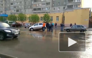 В Кургане на улице Зорге фонтанировал гейзер, а автомобили проваливались под землю