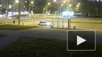 Видео: на Коллонтай мотоциклист врезался в бок трамвая
