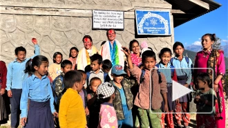 Как горный гид из Петербурга учит творчеству детей в Непале