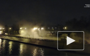 Очевидцы сняли видео эпичного прорыва кипятка на Октябрьской набережной