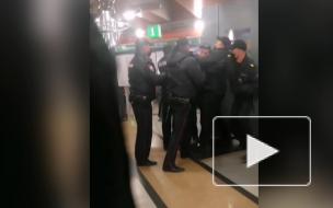 В метро Петербурга полицейские наказали пассажира за отказ надеть маску