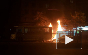 Видео: в ДТП загорелась легковушка с таксистом внутри