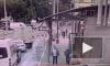 Видео: Мужчина спас пенсионерку от приближающегося поезда на Удельной