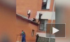 Опубликовано видео падения из окна школьницы в Юрге