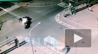 Грузовик перевернулся на пересечении Замшиной и Бестужевской улиц