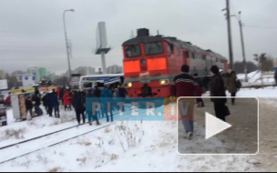 Видео: на Дыбенко поезд столкнулся с пассажирской маршруткой