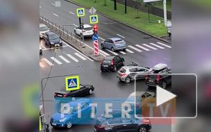 На перекрестке проспекта Стачек и улицы Зайцева столкнулись два автомобиля