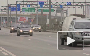 На КАДе легковушка врезалась в грузовик, тяжело раненного водителя срочно доставили на вертолете в больницу