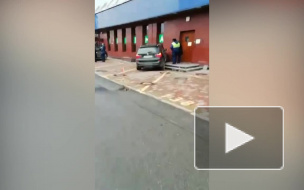 Девушка на BMW пробила окно в супермаркете на площади Конституции