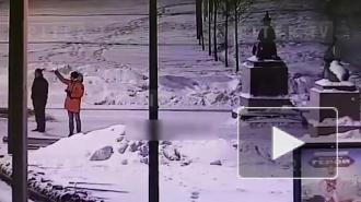 Петербуржец запустил петарды около памятника жертвам политических репрессий на Воскресенской набережной