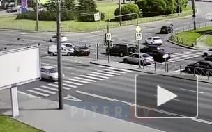 Видео: на площади Конституции столкнулись три легковых авто