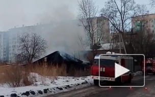 В Красноярске пожар в заброшенном доме сняли на видео