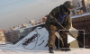 Около 1,2 тысяч кровельщиков будут чистить крыши Петербурга зимой