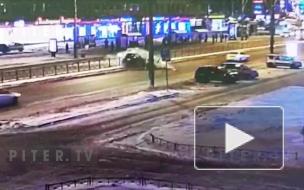 Видео: водитель влетел в дорожное ограждение на Ленинском проспекте