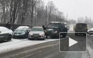 Сильный снегопад "спровоцировал" более 400 ДТП в Петербурге и области