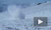 Лыжники засняли тлеющий валун скатывающийся по склону извергающегося вулкана Этна в Италии