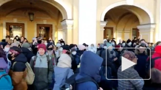 Петербуржцы вновь вышли на антивоенную акцию, уже начались задержания