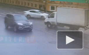Видео: на Рижском проспекте такси вынесло на тротуар 
