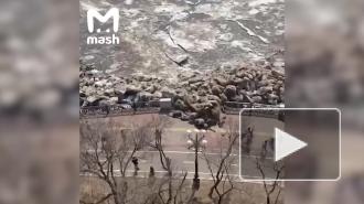 В Хабаровске ледоход снес ограждение набережной и чуть не задавил людей