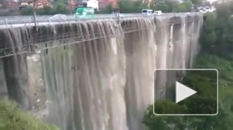 В Каменец-Подольске после ливня мост превратился в водопад