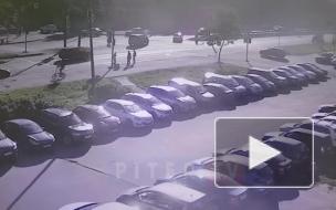 Видео: легковушку развернуло после ДТП на Московском шоссе