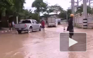 В Бангкоке вода прорвала дамбу и затопила часть города