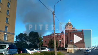 На Обводном канале около "Варшавского экспресса" горит заброшенное здание