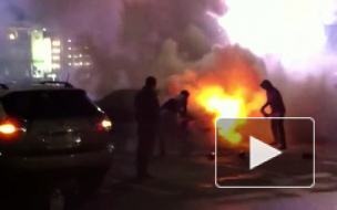 Видео: в Тюмени у "Ашана" сгорел припаркованный автомобиль