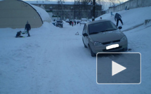 Уфа: ребенок скатился на санках под автомобиль 