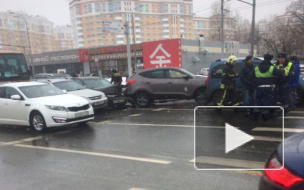 Появилось видео массового ДТП с 7 машинами на юге Москвы