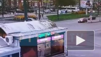 У метро "Ленинский проспект" столкнулись две иномарки