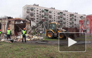 С проспекта Просвещения прогнали "Лакомку", торговавшую алкоголем рядом с детским садом