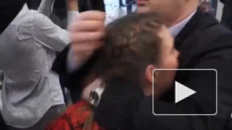 Охранник Порошенко закрыл рот российской журналистке крепкими объятиями. Видео инцидента вызвало негодование