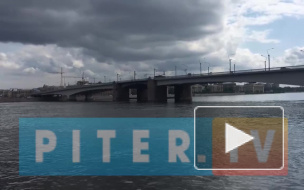 На поверхности Невы в центре Петербурга обнаружили нефть