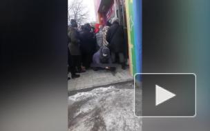 На Украине толпа чуть не затоптала пенсионерку при открытии секонд-хенда