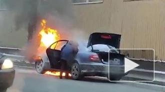 У "Мерседеса" выгорел моторный отсек около станции метро "Волковская"